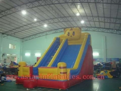 Diapositiva del oso inflable