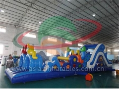 Obstáculo inflable militar Los niños y los adultos juegan carrera de obstáculos inflable con diapositiva pequeña