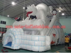 Diapositiva inflable del oso polar