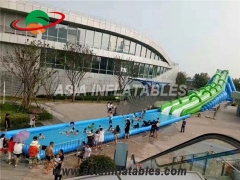 Tobogán acuático inflable gigante de la ciudad verde
